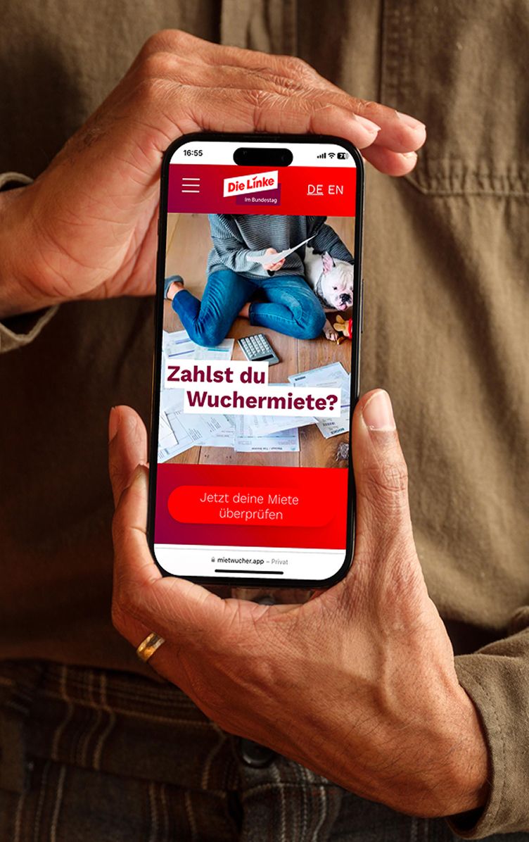 Mockup der Startseite auf einem Mobiltelefon das von eine Mann ind er Hand gehalten wird